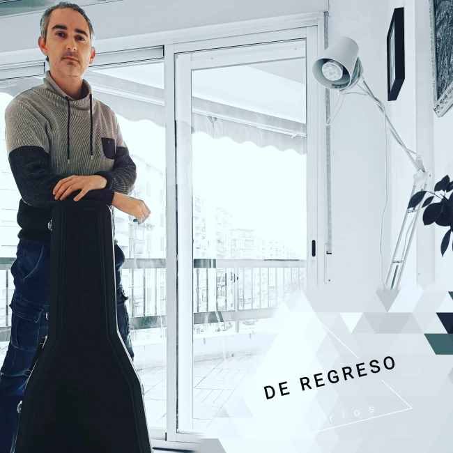 El autor y su guitarra